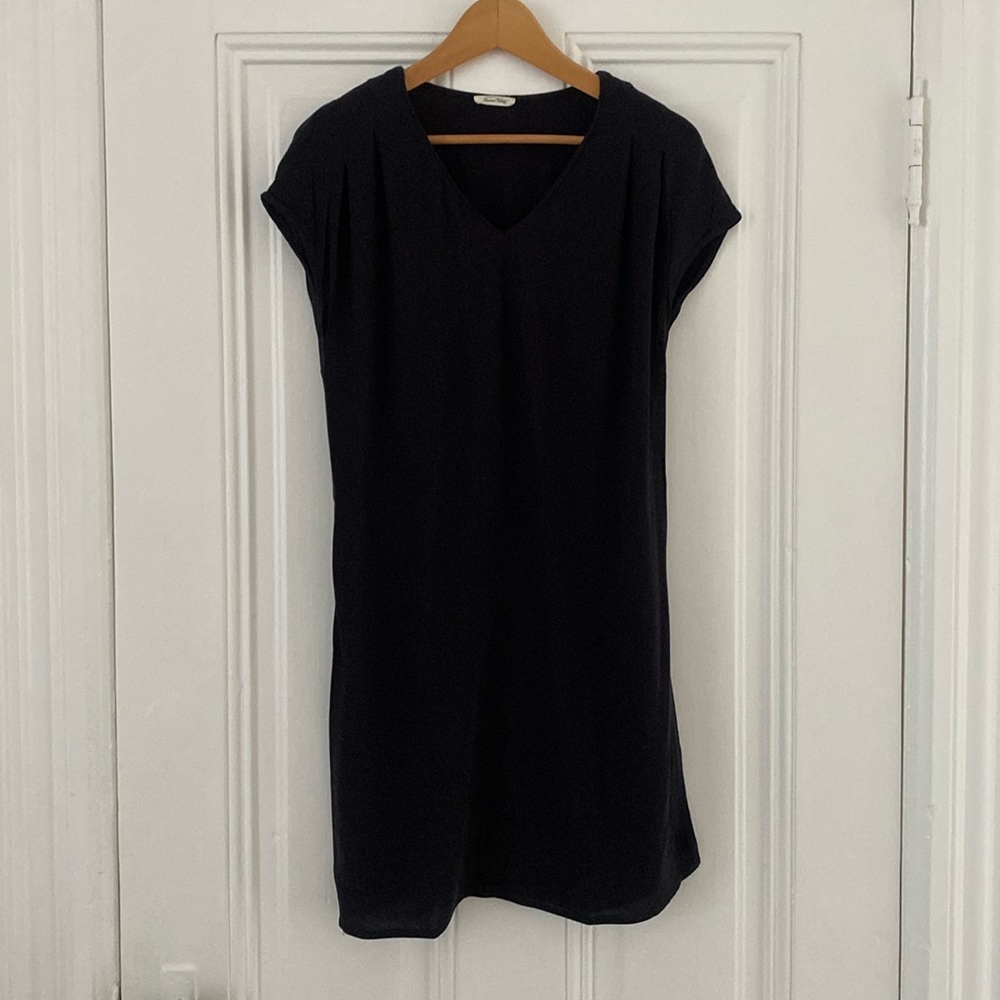 American Vintage V Neck Slip Dress - Small
Length 34.5”
Armpit 21.5”